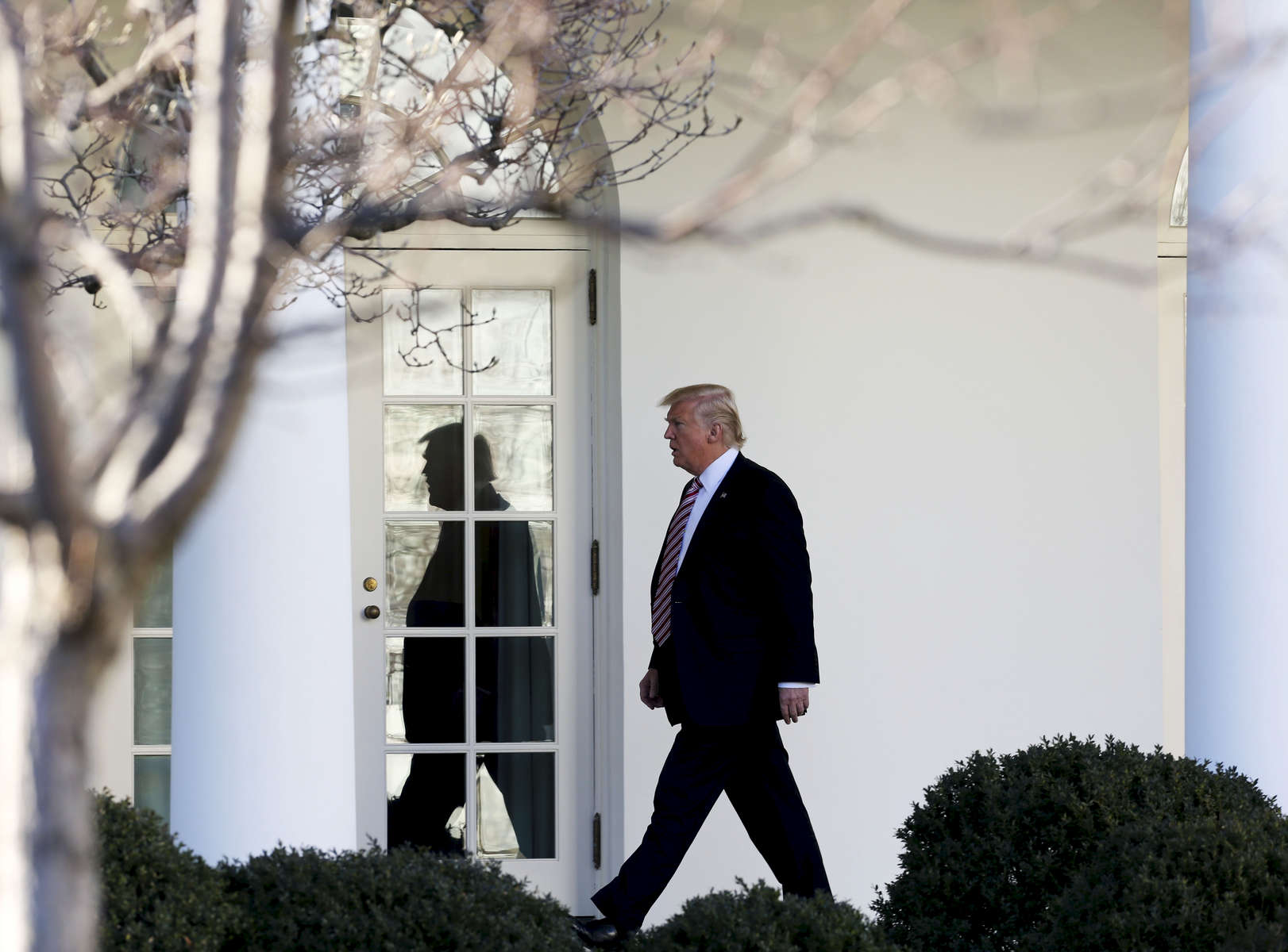US President Donald Trump walks to the Ovale Office.