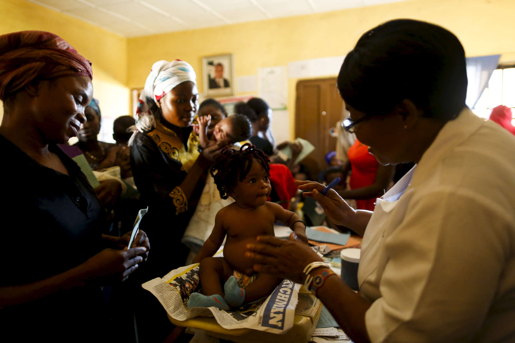 A child is being wieghted at the medical facility of Kuchigoro in Abuja, Nigeria.