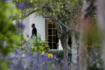 President Barack Obama leaves the Ovale Office.
