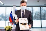 Predsednik Pahor z darilom na sprejemu za humanitarne organizacije, 2021 / Slovenian president Borut Pahor with a gift during a reception for humanitarian organisations, 2021