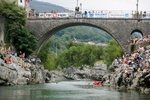 Skoki z mosta v Kanalu ob Soči / Diving from a bridge in Kanal ob Soči, Slovenia