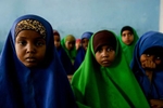 Ecole a MogadishiuSous l'influence des Islamiste les  tenues importÈes du golf Arabique sont imposÈes aux jeunes filles dÈs l'age de 5 ans.