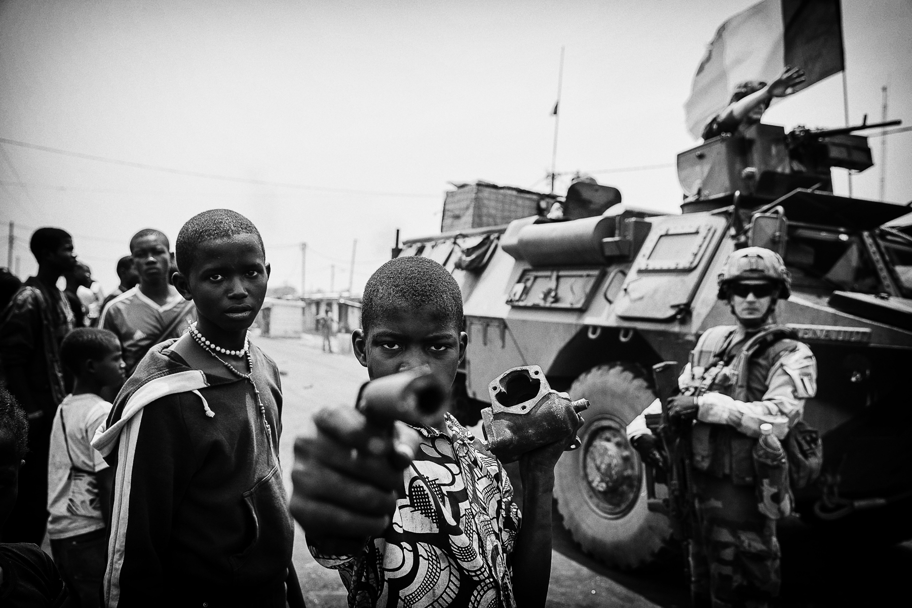 Les militaires français de l\'opération Sangaris en RDC s\'interposent entre les derniers Peuls pas encore évacués du point kilométrique 12 et des jeunes chretiens infiltrés par les anti Balaka.