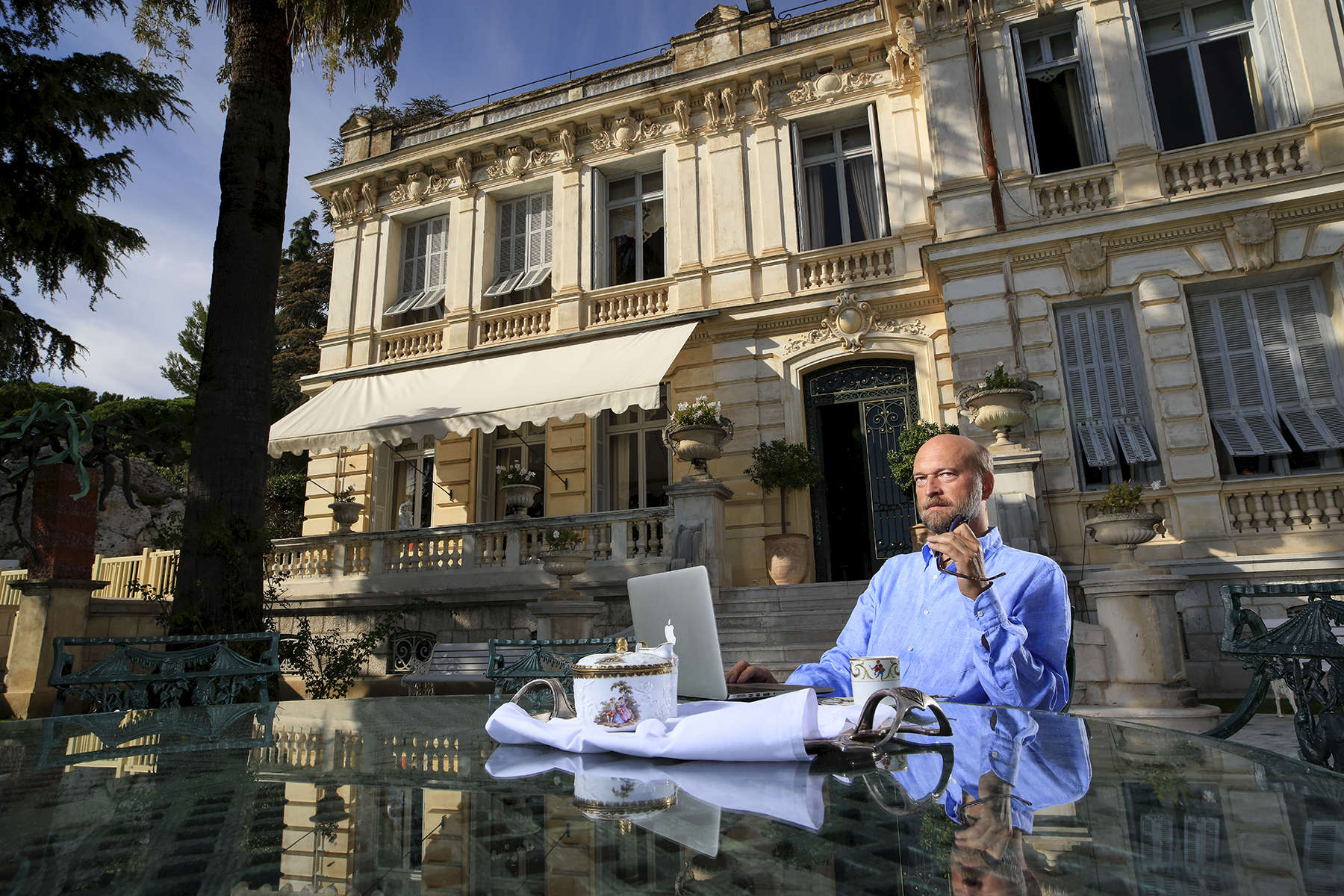 Nice, octobre 2015. Sergueï Pougatchev oligarque français d'origine russe devant sa maison des hauteurs de Nice.Nice, Octobre 2015. Sergueï Pougatchev, french oligarch of russian origin in front of his house on the hights of Nice.