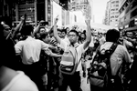 Manifestations pro-démocratique à Hong Kong.A kowloon dans la quartier de Mong Kok, une foule en colère souvent payée par les triades du quartier attaque violement un campement de pro-démocratique, la police procède à des évacuations d\'étudiants sous les insultes des \{quote} anti\{quote}