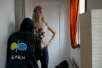 Inna et Oxana deux des membres fondatrices du mouvement féministe FEMEN sont réfugiées à Paris à la suite des poursuites et menaces qu\'elle ont reçues en Ukraine. Elles habitent à Paris dans un lieu secret car ici aussi menaçées par des grouope d\'éxtrème droite après leur action du week end dernier et leur affrontement avec le mouvement CIVITAS. Dans leur appartement \{quote}clandestin\{quote} elles acceuillent des activistes françaises,posent sur les toîts de Paris puis se dirigent vers le Lavoir Moderne Parisien pour se faire soigner et masser leur corps meurtries des derniers combats contre les \{quote} fachos\{quote} et s\'entrainer au Jujitsu………….