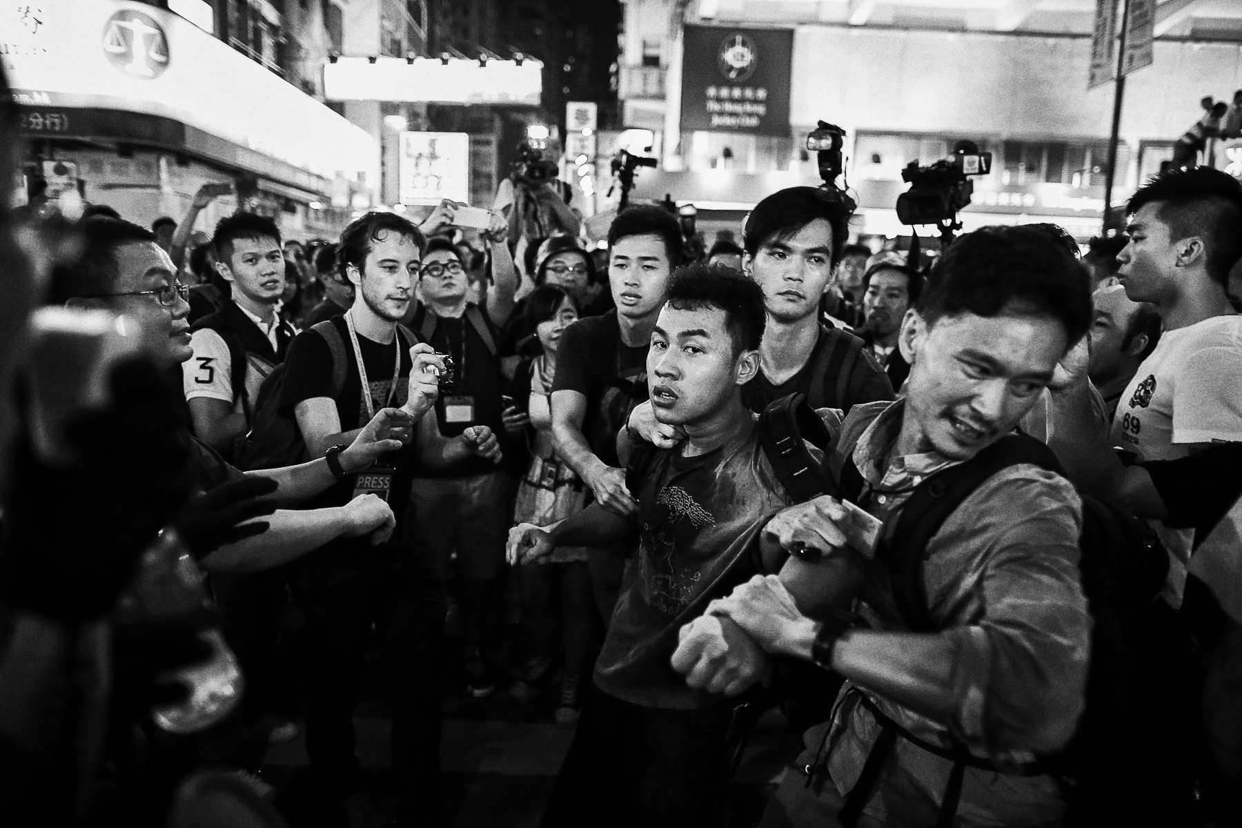 Manifestations pro-démocratique à Hong Kong.A kowloon dans la quartier de Mong Kok, une foule en colère souvent payée par les triades du quartier attaque violement un campement de pro-démocratique, la police procède à des évacuations d\'étudiants sous les insultes des \{quote} anti\{quote}