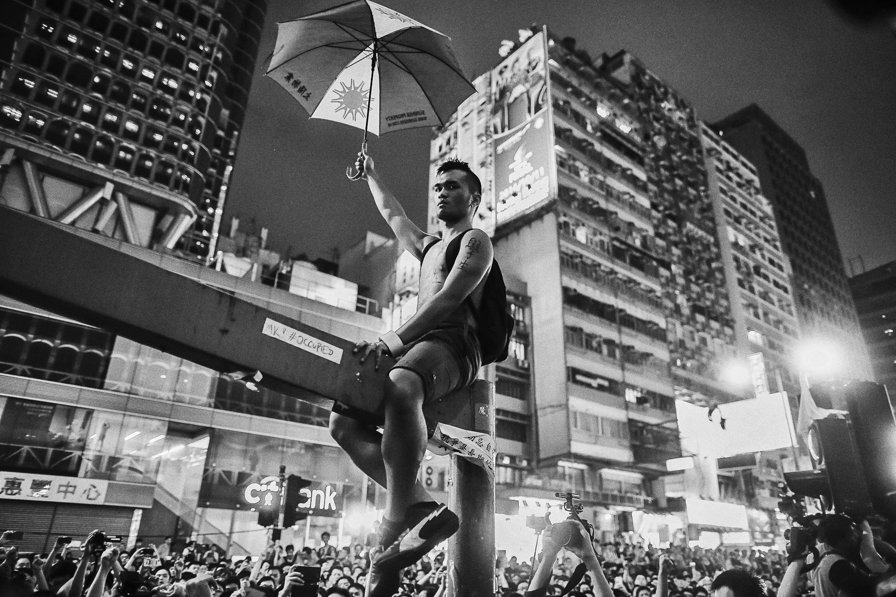 Manifestations pro-démocratique à Hong Kong.A kowloon dans la quartier de Mong Kok, une foule en colère souvent payée par les triades du quartier attaque violement un campement de pro-démocratique, la police procède à des évacuations d\'étudiants sous les insultes des \{quote} anti\{quote}.Un manifestants pro démocratique perché sur une barre en métal est pris à partie par des anti manifestants ,il sera évacué par la police