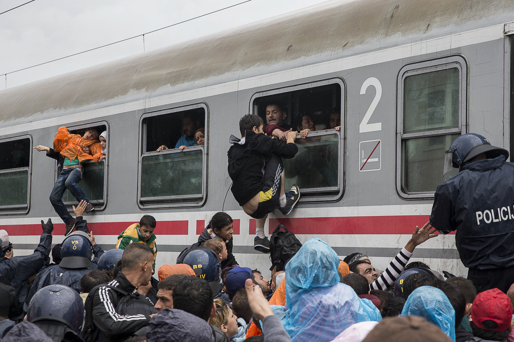Dans le village de Tovarnic,à deux Km de la frontière Serbe les réfugiés arrivent à travers champs au rythme de 350 par heures. Le gouvernement Croate essaye d\'organiser leur tranfers vers le nord et la frontière hongroise soit par bus soit par train. L\'attente sous le soleil ou sous la plus est terriblement éprouvant pour ces réfugiés souvent accompagnés d\'enfants. Les trains sont pris d\'assault et la police Hongroise complétement débordée.
