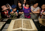 Le Caire, Mars 2016. Un groupe de touristes chinois de Hong Kong, rares touristes à s'aventurer dans le quartier Copte, en admiration devant le manuscrit de la semaine Sainte et des homélies de 1342 .