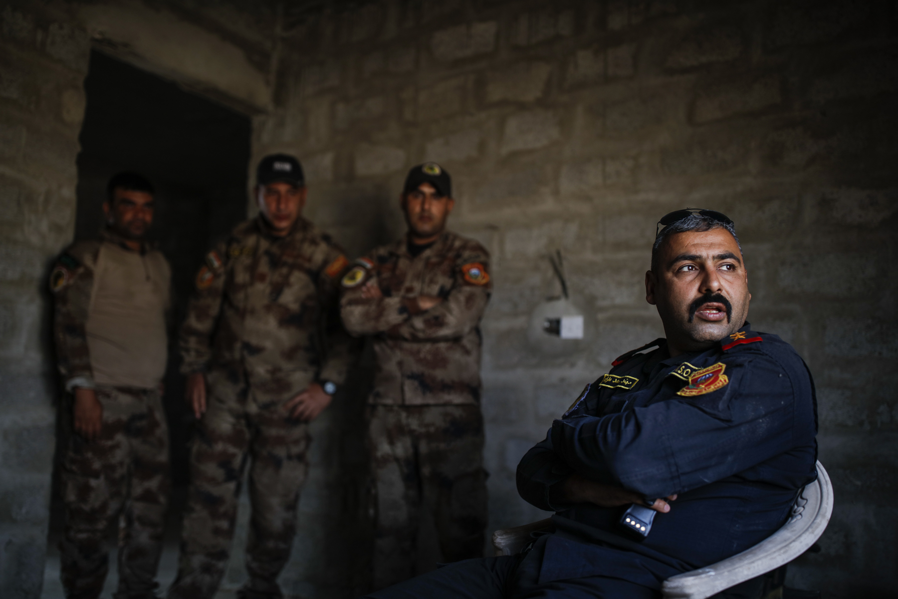 A 5 kilomètres de Mossul les hommes du Colonel Mohanet, Commandant du 1er Bataillon de l'ISOF 1, partie du ICTS, qui avec le 2eme Bataillon commandé par le Major salam,  forme ce qu'on appelle la {quote} Golden Division{quote}, prennent position dans le petit village de Muaskar Janin. A 1 km se trouve le village de Bazwaya. Ce sont les premières position de Daesh et le dernier gros Bourg avant Mossul à 5 km. Le Colonel Mohanet, passé par les académies militaires Iraquienne est un officier peu expensif et discipliné. Son QG impécable à l'opposé des autres ( Major Salam) est un reflet de sa personnalité. Les Positions de sniper du 1rst Batalion sont en général équipée  d'une mitarilleuse légère M60 US, d'un fusil de gros calibre BARETT, et de carabine en 270 Winchester. Plus un char russe caché dans une maison par Daesh, inspecté par le Colonel Mohanet. Sur la route de Qaraqosh, les restes calcinés d'un jihadiste sur la carcasse de son pick up neutralisé par l'ICTS.