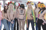 Kiev, février 2012. Membres des FEMEN à Kiev sur le Dniepr.Kiev, February 2012. Members of the feminist group FEMEN on the Dniepr in Kiev.