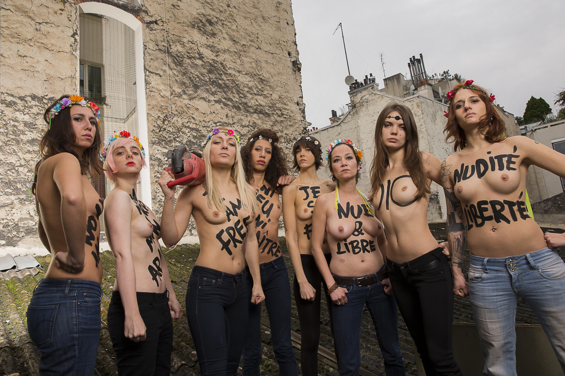 Inna et Oxana deux des membres fondatrices du mouvement féministe FEMEN sont réfugiées à Paris à la suite des poursuites et menaces qu\'elle ont reçues en Ukraine. Elles habitent à Paris dans un lieu secret car ici aussi menaçées par des grouope d\'éxtrème droite après leur action du week end dernier et leur affrontement avec le mouvement CIVITAS. Dans leur appartement \{quote}clandestin\{quote} elles acceuillent des activistes françaises,posent sur les toîts de Paris puis se dirigent vers le Lavoir Moderne Parisien pour se faire soigner et masser leur corps meurtries des derniers combats contre les \{quote} fachos\{quote} et s\'entrainer au Jujitsu………….