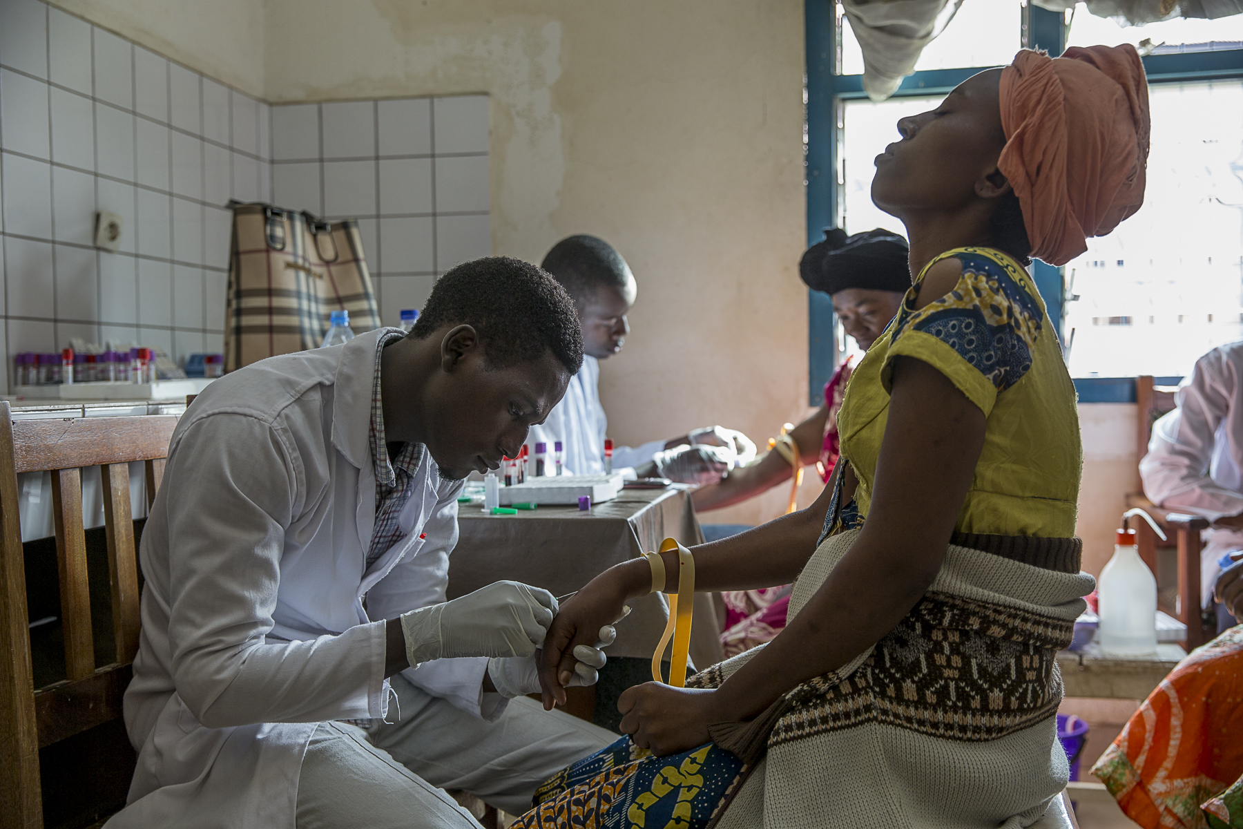 Dr Kouanfak charles chef de service de l\'hopital Central de jour de Yaoundé. Dans ce service sont effectué des depistages et les traitement des patients atteints du VIH. Tel que Jacqelin soigné par chimiothérapie pour un sarcome de Kaposi.