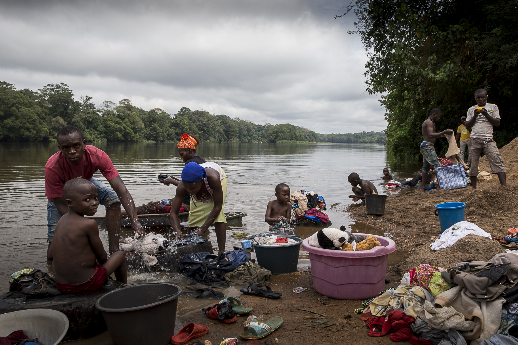 La rivière N\'goko à Mouloundou, à 65 km du piont zéro.C\'est la route fluviale qu\'a emprunté le patient zéro au debut du 20 ème siècle pour aller vers Léopoldville, aujoud\'hui Kinshasa et permettre à l\{quote}épidémie de se rependre.