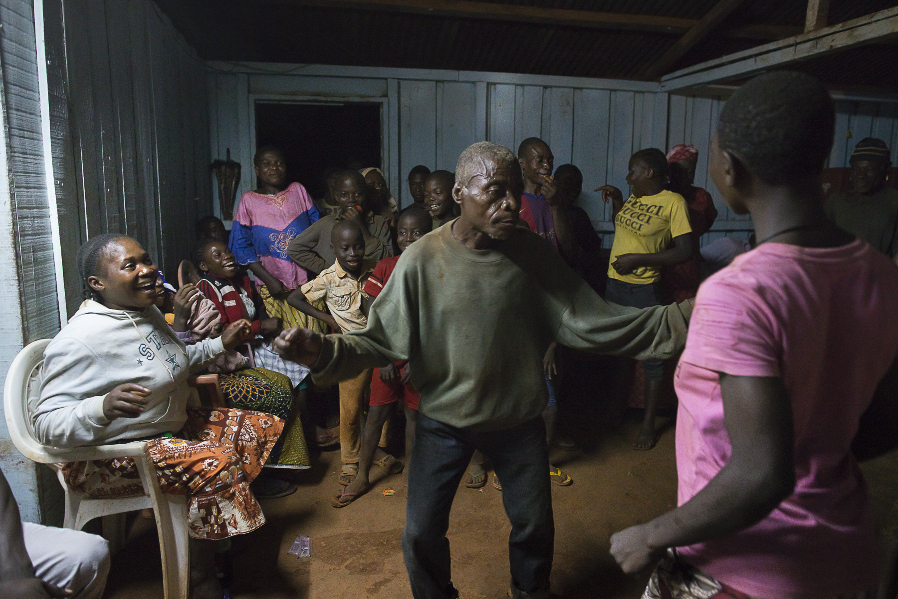 Dans l\'unique bar du village de Mlanbele, dancent des pygmés sous le regard curieux et moqueur de la population Bantou. Ils sont la population la plus déséritée de cette partie du pays. Ils sont aussi les plus fin connaiseurs de la forêt, et donc de loin les meilleurs chasseurs.