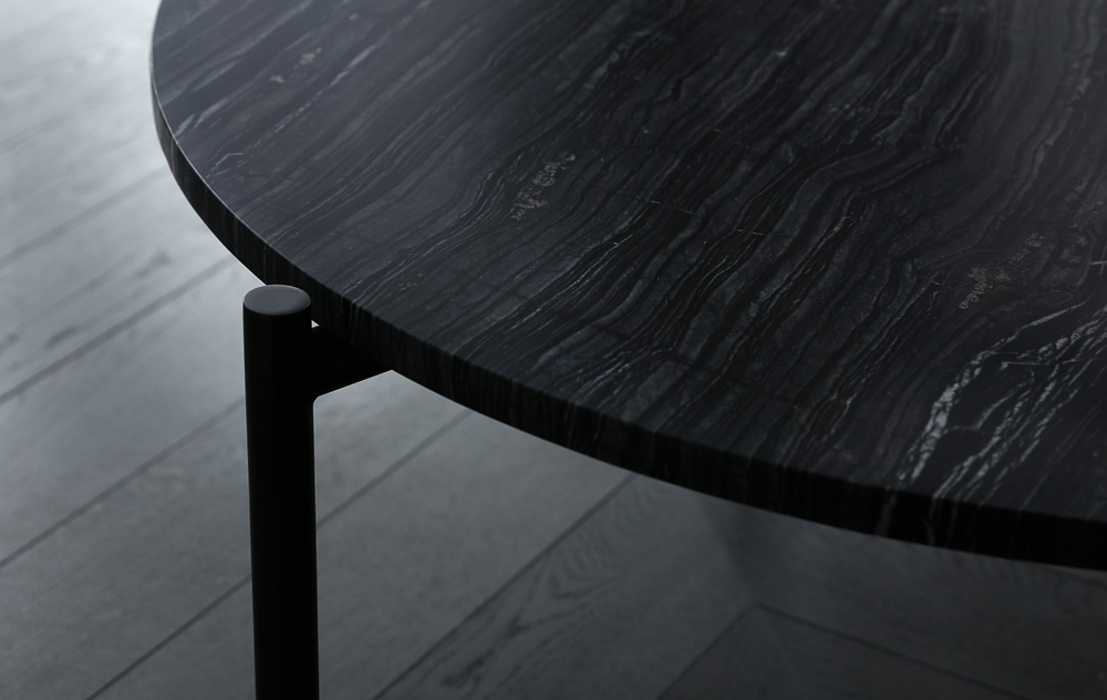 one-table-black2