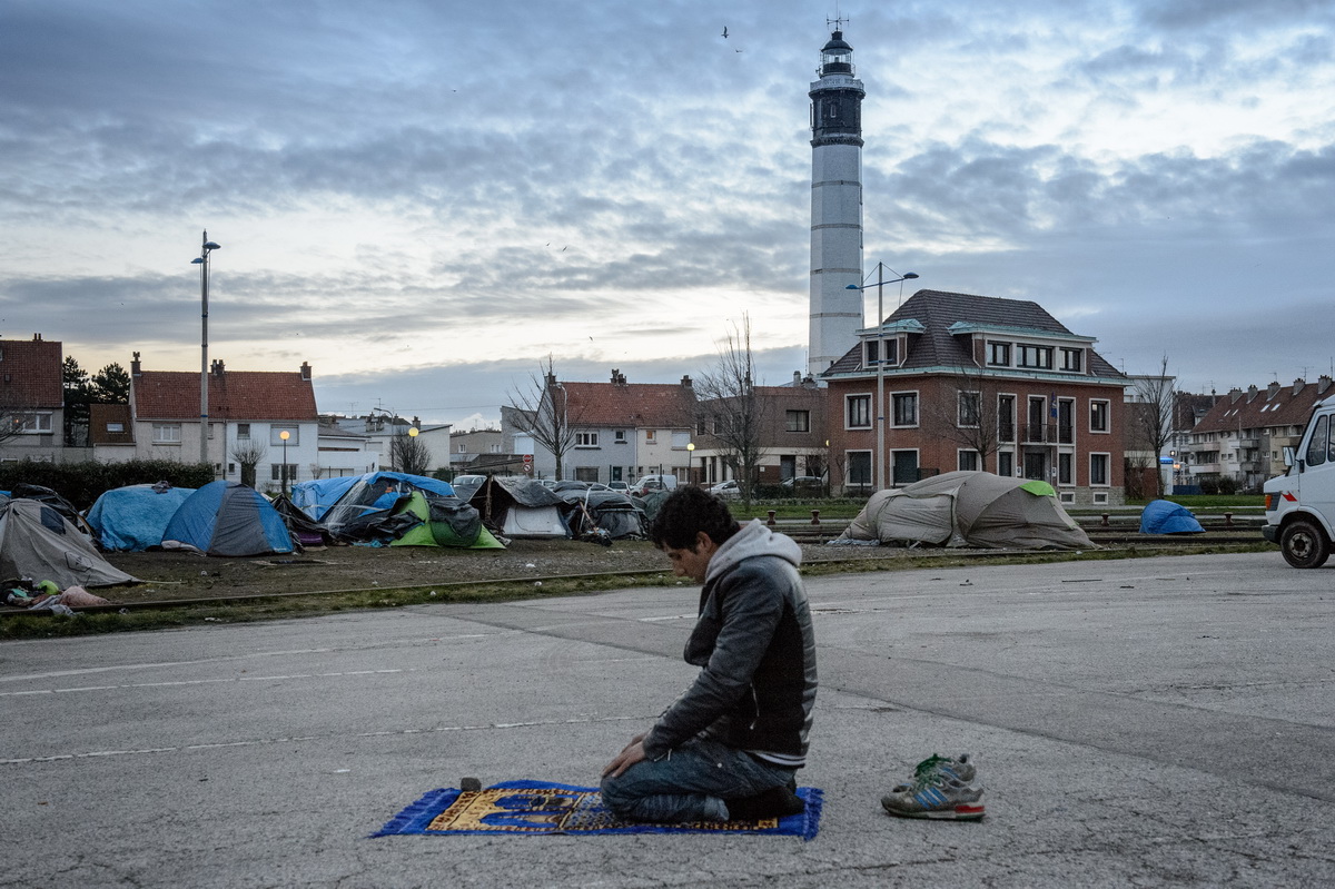 Calais, February 2014 Shawkan Aziz (20), who left Afghanistan six months earlier, prays at dusk.
