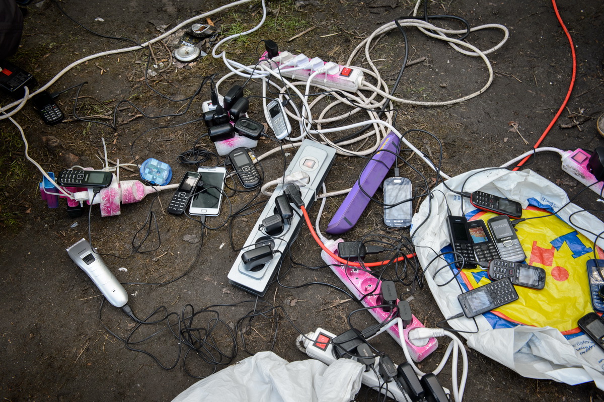 Calais, December 2014 In the Tioxide jungle migrants’ mobile phones charge with a generator that is occasionally brought in by an aid organization.