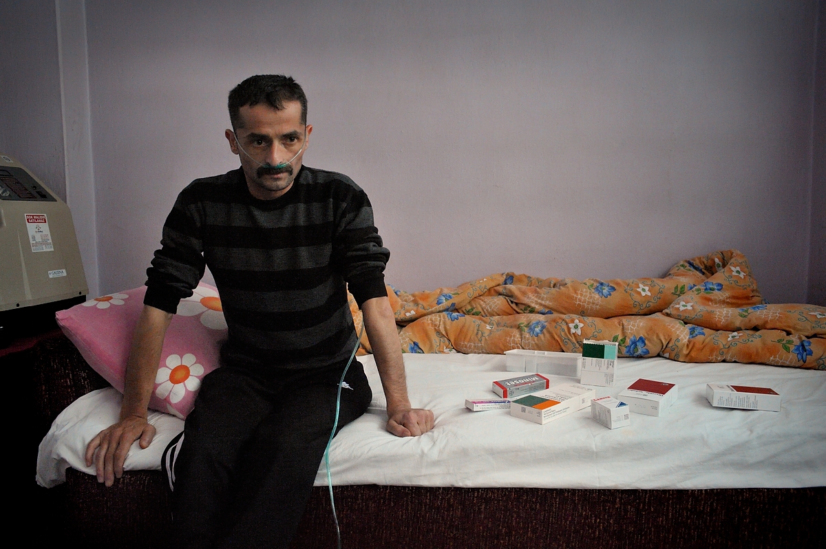 Mehmet’s medication lies on his bed. This medication will not stop the detoriation of his lungs. Silicosis is incurable and progresses even when exposure to the silica dust ends.