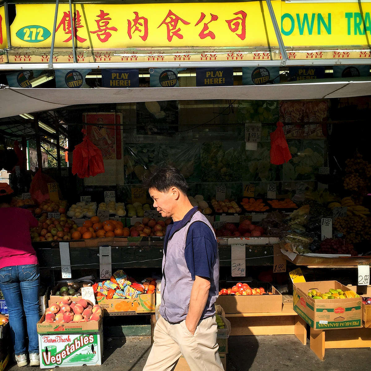 C IS FOR CHINATOWN! New York has several with the largest being Brooklyn’s Sunset Park with a Chinese population of roughly 35,000. I’ve lived in NYC most of my life and love how fresh New York's Chinatowns always feels to me. Every time I visit, I discover a new restaurant to try or new ingredient to cook with. 3 down and 23 more to go in my A to Z of New York Food. Don’t forget to share your {quote}C{quote} food/drinks photos and tag them with #TNYeats so everyone can see them. Photo by @jamespomerantz for @newyorkerphoto. #food #newyork #chinatown