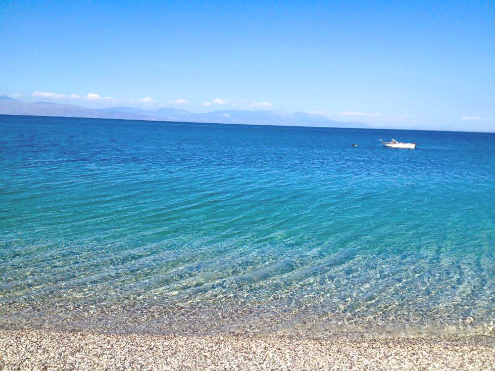 akrata-beach-boat