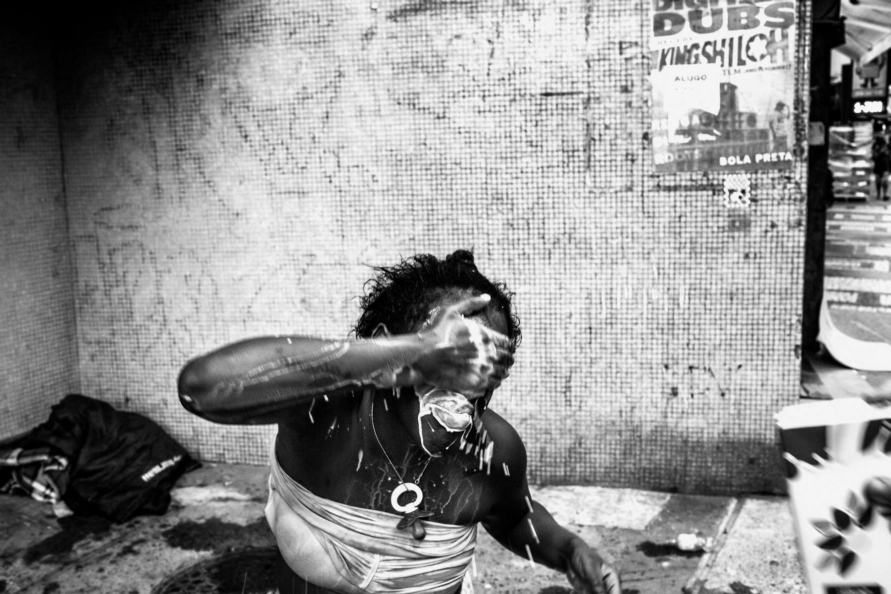 Ingrid Moreira do Santos (22 años & 7 meses de embarazo) vierte leche en su cara después de que un policía militar empape sus ojos con spray de pimienta al negarse a salir de la esquina donde normalmente duerme, en Nossa Sra de Copacabana, en Río de Janeiro , Brasil, 01 de junio de 2016.