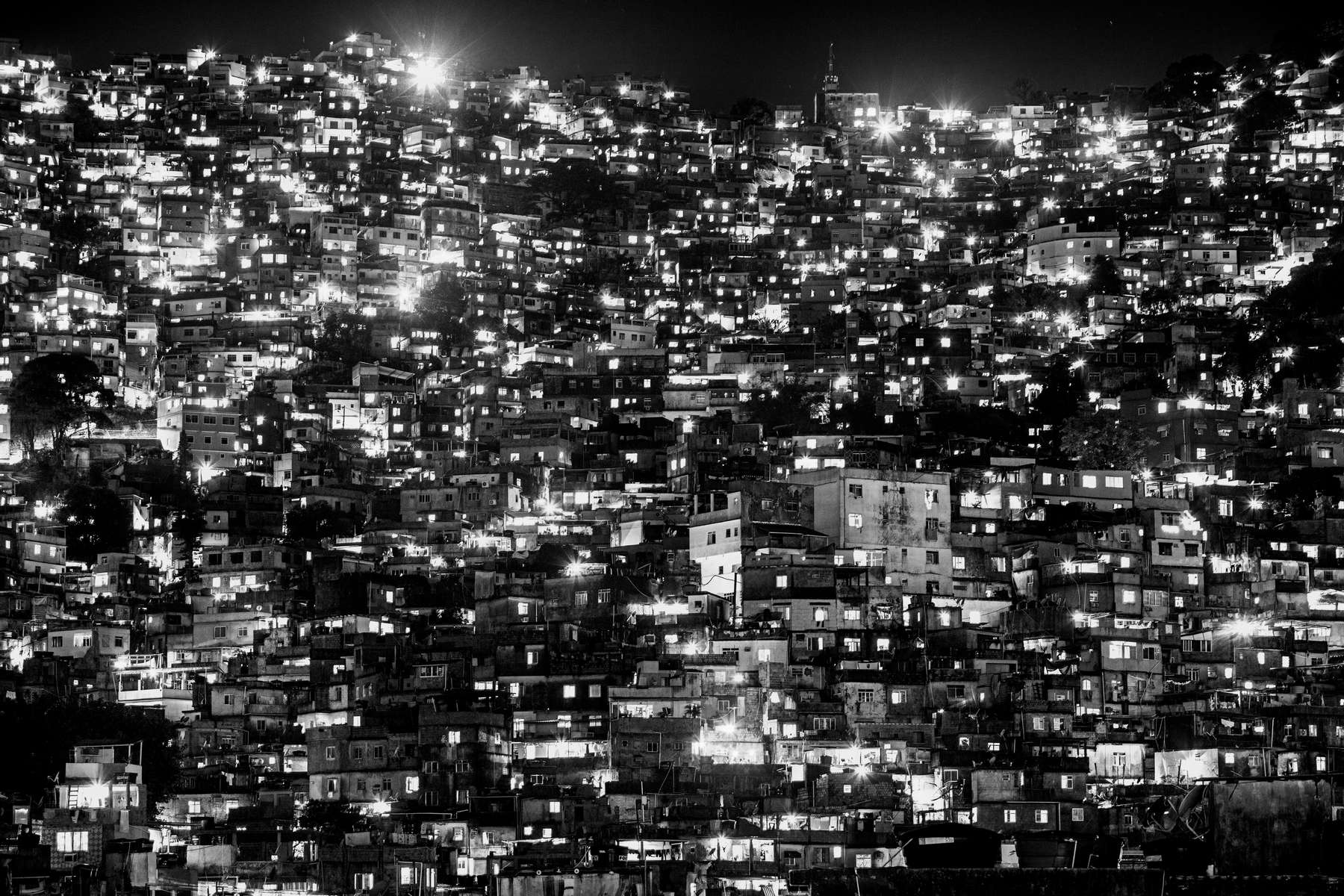 Panoramica nocturna de la favela de Rocinha, en Río de Janeiro, Brasil, 4 de diciembre de 2012.Con una población de entre 120 y 150,000 personas, Rocinha es la favela más grande de Río de Janeiro y una de las mas grandes del mundo.