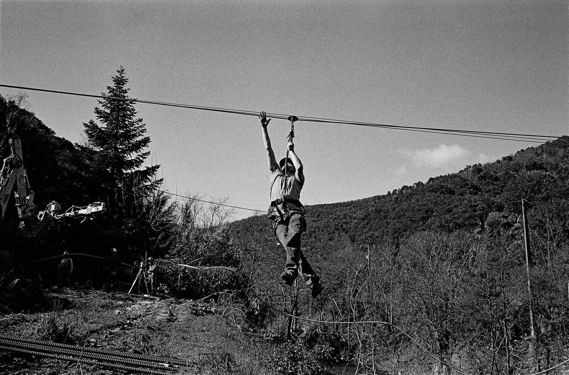 Jamie Wellard traverse l’Hérault à l’aide d’une tyrolienne : la passerelle reliant sa maison à l’exploitation familiale a été emportée lors de la crue du 19 septembre 2020. 17 mars 2021.