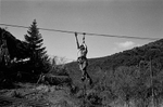 Jamie Wellard traverse l’Hérault à l’aide d’une tyrolienne : la passerelle reliant sa maison à l’exploitation familiale a été emportée lors de la crue du 19 septembre 2020. 17 mars 2021.