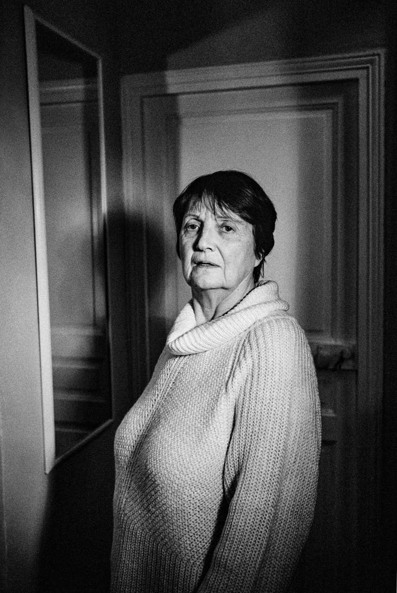 Marie-Thérèse Brassens, 68 ans, retraitée, TrèbesLa veille, il y avait eu une alerte orange, mais je n’avais pas d’appréhension. Dans la nuit, mon chat, d’habitude calme et paisible, s’est mis à miauler et m’a réveillée. Je suis descendue, il y avait de l’eau le long du couloir. J’étais un peu endormie, j’ai pris une serpillère et j’ai commencé à éponger, mais l’eau continuait de rentrer. D’un seul coup, un chuintement très fort : l’eau rentrait en cascade par la fenêtre. Il était 5 h 30-6 h. L’eau est montée très vite, une marche, deux marches, trois marches... Là, j’ai commencé à avoir peur. J’ai voulu appeler les pompiers, mais dans la panique j’ai appelé la gendarmerie. Un jeune, très gentil, à qui j’explique la situation, me pose une question qui me restera tout le temps : « Est-ce que vous avez un étage ? » Je lui réponds que oui. «Restez à l’étage et si l’eau monte, grimpez sur un meuble...»J’entendais l’eau rentrer, et les bruits... des casseroles qui s’entrechoquaient, des craquements, des meubles qui se levaient, le canapé à la verticale, la maison en vrac... Le bruit, c’est ça qui m’a le plus marquée. J’avais une cuisine vivante, tout tombait, les verres, les assiettes, les meubles se cognaient les uns contre les autres, une cloison s’est percée...J’ai pensé à ma voisine qui a 96 ans. J’avais peur qu’elle descende et qu’il lui arrive malheur. Je suis allée à la fenêtre et on se faisait signe avec nos piles pour se dire bonjour. Ma voiture s’est mise à clignoter, j’ai cru que les pompiers arrivaient, j’étais perdue, sidérée, en état de choc. La décrue s’est amorcée. Sans vraiment réaliser ce qui se passait, j’ai pris une éponge et j’ai nettoyé mes marches. C’était mécanique, sans avoir conscience de la gravité de ce qui venait d’arriver.Et puis le matin, j’ai vu la boue dans mon salon, et j’ai compris que j’avais perdu beaucoup de choses. C’est une voisine qui est venue. Elle m’a dit : « Ouvre les portes pour que l’eau sorte.» Il restait encore de l’eau et je n’avais même pas eu ce réflexe. J’étais vraiment sous le choc. Puis la solidarité s’est installée de suite, la famille, les amis, les institutions. J’étais plus chez moi. Ça allait, ça venait, on m’enlevait mes meubles, on me faisait la vaisselle. C’était une obsession, il fallait que je reste chez moi. Une psychologue est venue. J’ai eu l’impression d’être portée, bien accompagnée. Je n’ai jamais eu l’idée de partir. Je me suis dit : « Essaie de reconstruire, si ça reproduit, tu partiras.» Ça fait vingt-six ans que je vis ici. Je n’ai pas peur de rester. Je ne pouvais plus rester au rez-de-chaussée, je ne voulais plus voir. Dans un premier temps, je suis allée chez des amis, puis je suis restée au premier étage. J’ai perdu ma mère en janvier 2019, d’un cancer généralisé ; le 5 janvier, mon petit-fils est né avec un problème d’AVC in utero ; le 1er juillet 2019, mon frère a été découvert mort chez lui brutalement ; en février 2020, le père de mes enfants s’est éteint... Je me suis dit : « Tu n’as pas le choix, il faut avancer. » Cet évènement m’a beaucoup changée.