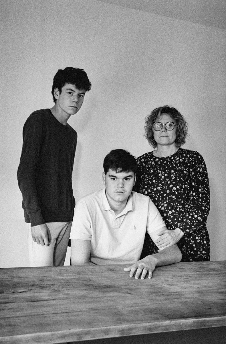 Christelle Perez, 50 ans, bibliothécaire à Trèbes, avec ses fils, Clément, 16 ans, et Baptiste, 19 ans, Conques-sur-OrbielJe savais qu’il y avait une alerte orange. On en rigolait avec les amis sur lesréseaux en disant : « Si en plus il y a des tuiles qui tombent ! » Toutes ces alertes,je ne m’en suis jamais préoccupée, car on n’a jamais vécu de catastrophe.Ma mère m’avait parlé des inondations dans le quartier de l’Aiguille. Les anciensmettaient des petits cailloux vers le camping, c’était leur instrument de mesure.Je me couche, pas plus inquiète que ça. Ma mère m’appelle et me demandede dormir à l’étage avec mes enfants. Je reste en bas avec mon jeune fils. Quandje me suis réveillée, j’ai trouvé qu’il pleuvait très fort. Ma mère m’envoie un texto :«Je suis sur le site Vigicrue, je trouve que ça monte vite.» Mais elle n’était pastrop inquiète. « Christelle prend des photos de tes pièces, prendsles photos des enfants et monte ça à l’étage.» J’ai dit à mon petit, Clément, demonter. Il prend des petits bibelots, cela le rassurait. Ma mère me dit : « Ça monte,ça monte.» J’imaginais qu’on pouvait avoir cinquante centimètres, je ne voulaispas partir de chez moi. Je voulais sauver des affaires.Je réveille Baptiste pour qu’il m’aide. On a mis tout ce qu’on pouvait mettreen hauteur. On était inconscients, on ne se rendait pas compte de ce qui allaitarriver. Je faisais des photos, on rigolait ! Je voyais l’eau monter, elle étaità la moitié de mes roues de voiture. Ça, c’est la dernière image que j’ai du jardin.Entre 5 h 10 et 5 h 15, il a fallu se rendre à l’évidence : l’eau rentrait dans la maison.Grosse panique, j’étais en stress. On s’est replié dans la cuisine, puis onest monté à l’étage où on devait être en sécurité. L’eau est montée d’un coup,trois marches avant l’étage. On n’a plus de mesure exacte. Il fallait que l’onmonte dans les combles. Il y avait un accès dans la salle de bains. C’est montési vite, je me disais que ça pouvait encore monter.J’avais les jambes dans le trou de l’ouverture et avec la lumière du téléphone,je surveillais le niveau de l’eau. Il n’y avait pas de velux, alors Baptiste s’est misau plus bas du toit et il a mis son dos par terre et avec les pieds... des tuilesont cédés. On avait une ouverture vers l’extérieur. On n’est pas monté sur le toit.Baptiste a appelé les pompiers. Le gamin était calme, avec du sang-froid.Combien on est, mettez-vous à l’abri... avec toutes les recommandations. Il y a euun glou glou... cette eau propre est devenue dégueulasse. On entendait desgrondements, des cris. On pensait à nous, on a essayé de se sauver, et on n’a paspensé aux voisins. Je m’entendais bien avec eux. Ils sont morts. C’était égoïste.On est resté cinq heures dans les combles, c’était interminable. On s’est misà pleurer à tour de rôle. On a eu les pompiers plusieurs fois dans la nuit.À la fin, on leur disait : « Venez nous sauver, sinon on va crever ! » Ils disaientqu’ils allaient venir en barque. Mais ce n’était pas possible de passer en barque.Les hélicoptères étaient en route, je m’inquiétais avec les platanes...Je n’étais plus maîtresse de ma vie, c’est l’eau qui dirigeait ma vie. Je ne pouvaisrien garantir à mes enfants, même si je les rassurais par des paroles. De savoirque l’on dépend des éléments naturels, c’est terrible. J’ai prié, j’ai prié mon père,j’ai ressenti sa présence. J’ai appelé les gens que j’aime pour leur direce qu’on vivait et leur dire au revoir. Les petits ont laissé un message à leur père.J’étais hors du temps. Le choc traumatique fait que le cerveau se meten « sécurité ». J’ai eu l’image de promener mon cerveau en laisse.Baptiste, mon aîné, a été notre maître, il nous a montré ce qu’il fallait faire.Par la suite, on avait besoin de parler de ce qu’on avait vécu, mais j’ai sentique les gens en avaient marre, il fallait passer à autre chose.J’ai besoin de tout, je n’ai plus rien, je suis rentrée chez ma mère avec un sacen lui disant: «Voilà, on va recommencer avec ça.»