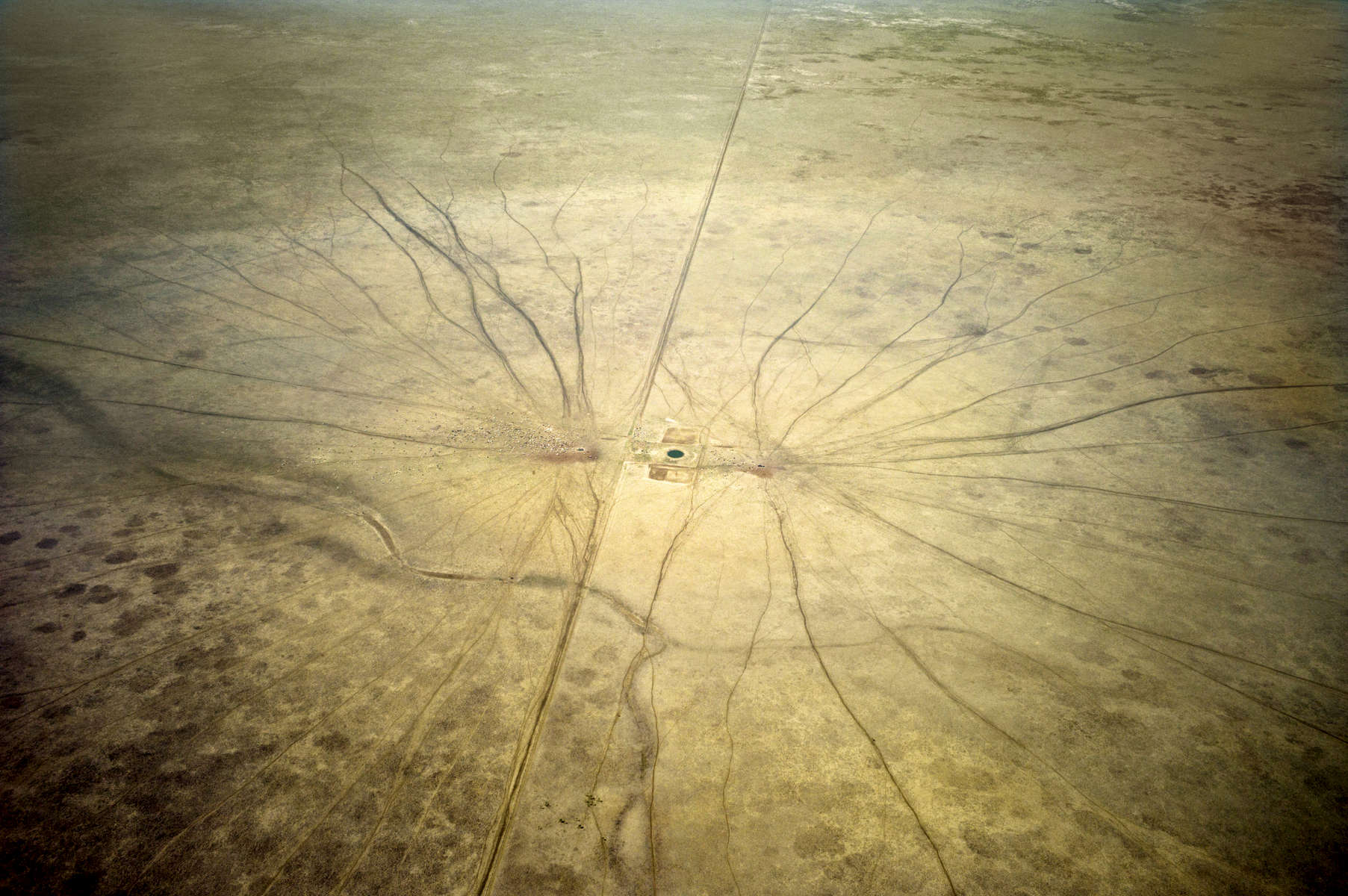 Point d’eau au milieu du désert pour le bétail.Seulement 10 % de la population Australienne habite dans le désert et l'Outback soit deux tiers du territoire. TN, Australie, Octobre 2011.