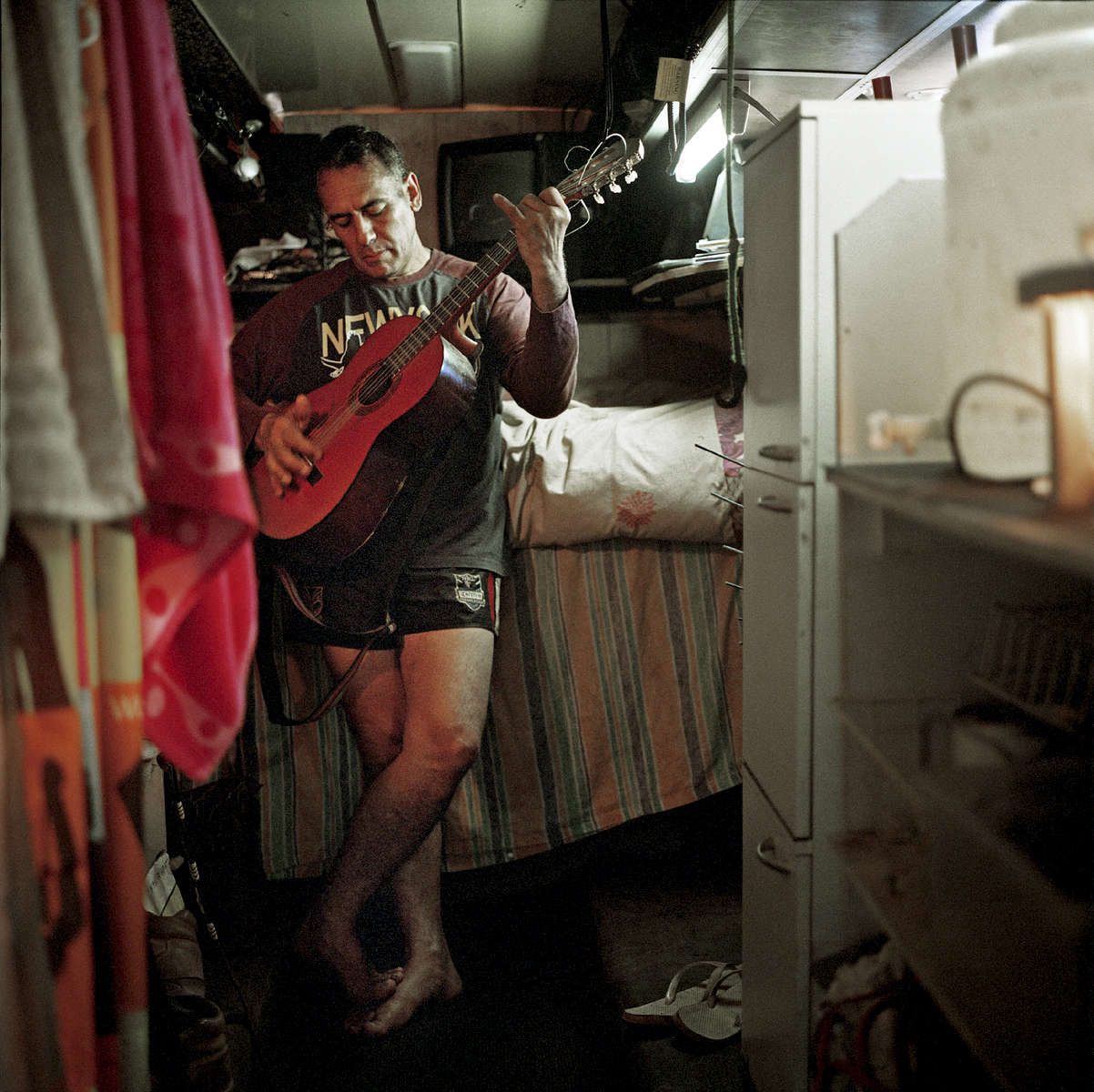 Afin de pouvoir voyager facilement Michael a équipé son bus comme un petit appartement avec une cuisine, une douche et un lit. Katherine, TN, Australie, Juillet 2013. 
