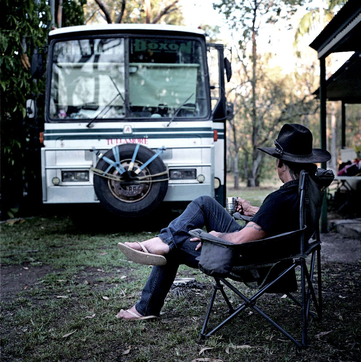 Après plusieurs semaines dans le désert, Michael a rejoint Umpty Doo près de Darwin avec son bus. Dans quelques jours sa femme Mandy et ses enfants le rejoindront, TN, Australie, Juillet 2013.