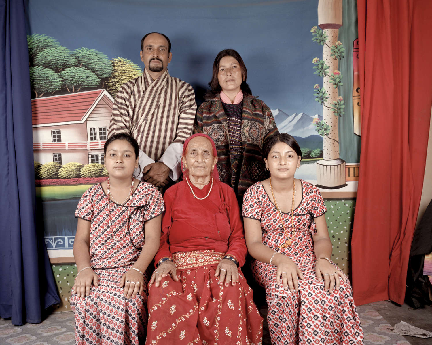 Famille Mainali en 2009.Arrière plan (G/D): Rabi Lal Mainali, 38 ans, Hema Devi Mainali, 36 ans. Premier plan (de G/D) Bidhya Mainali, 11 ans, Rabika Mainali 76 ans (mère de Rabi), Rabina Mainali, 13. Sur cette photo prise en studio les parents et la grand-mère portent l'habit traditionnel Boutannais. Tandis que les deux fillettes, qui sont nées au Népal portent l’habit traditionnel Népalais. Damak, Népal, 2009.