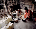 Hema cuisine dans la hutte pour sa famille. Népal, 2009.