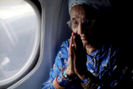 Rabika Mainali prend l'avion pour la première fois de sa vie. Népal, 2009.