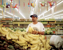 Ici, on trouve de tout, mais à quoi bon si on a pas d'argent. Rabi. Rabi faisant les courses dans un supermarché avec les bons qui lui ont été donné par l'association Catholic Charities, pour nourrir sa famille. Dallas, Texas, Etats-Unis, 2009.