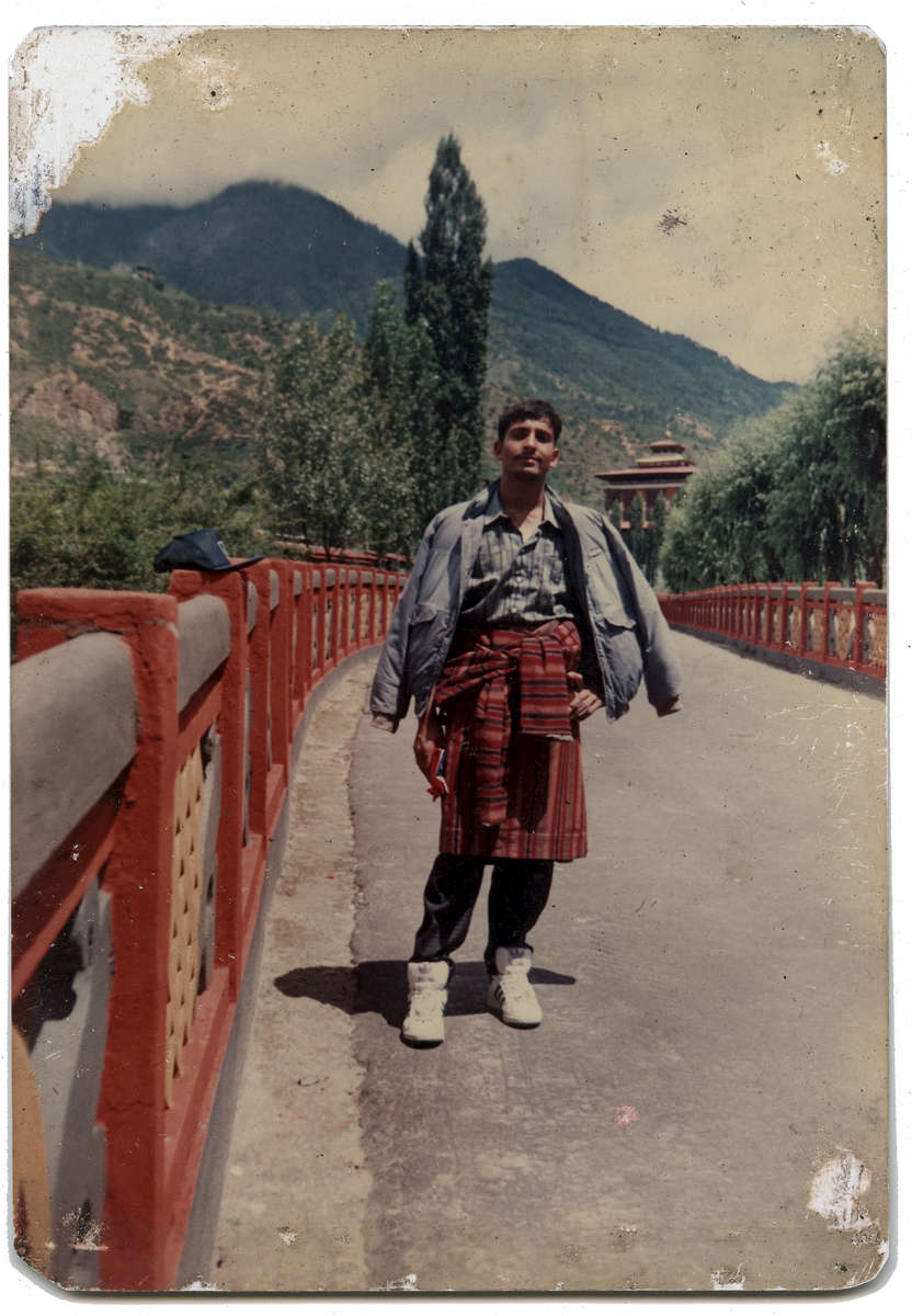 Photographie de Rabi Mainali au Bhoutan quand il était jeune, portant le Go, habit traditionnel Bhoutanais. 