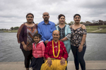 Photo de famille, Bydhya, 19 ans, Rabi, 46 ans, Hema, 40 ans, Rabina, 21 ans, Angélina 4 ans, Radika 86 ans. La famille Mainali pose dans le parc près de leur maison. . Watauga, Texas, Etats-Unis, 2018.