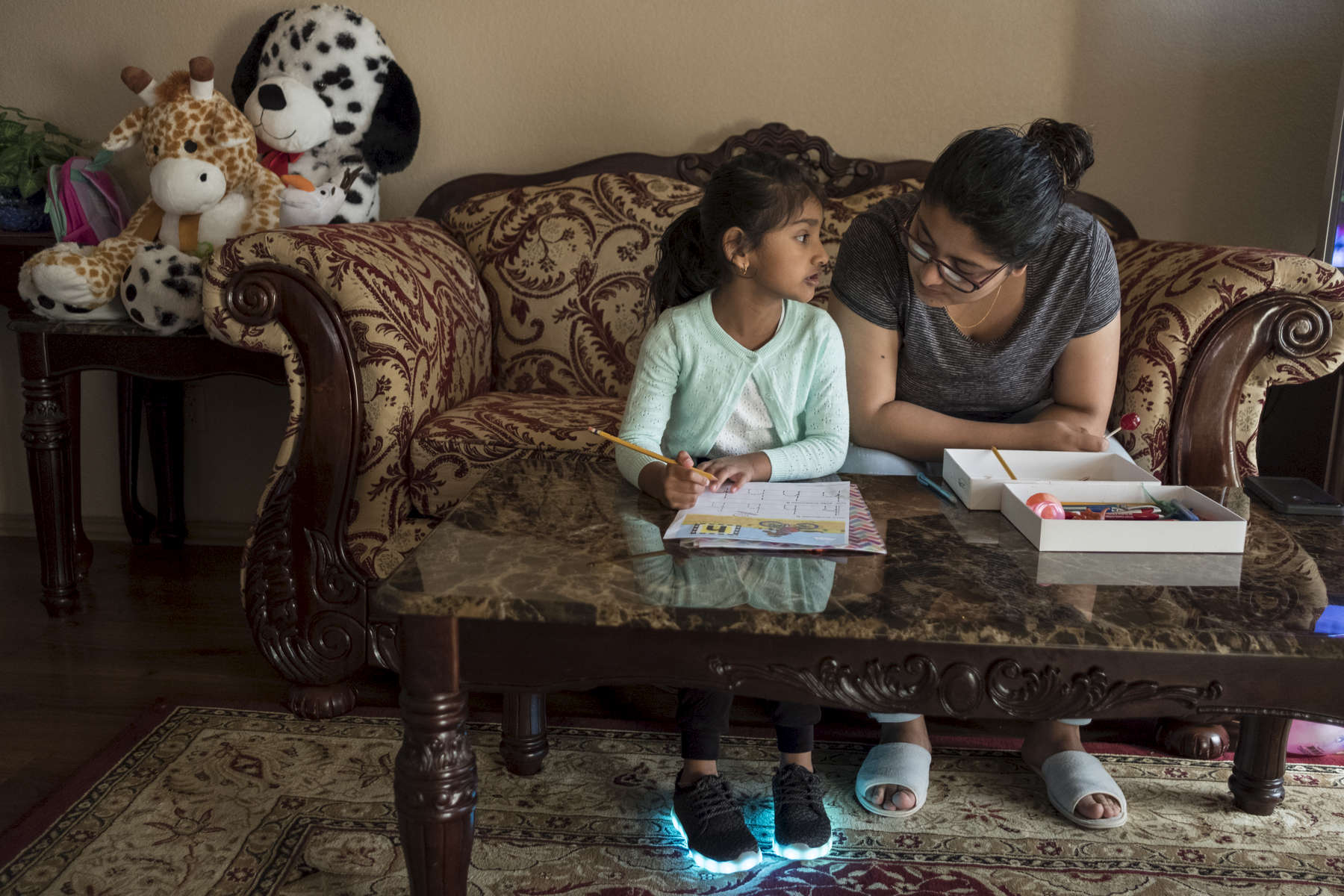 Rabina est venue en vacance voir sa famille. Elle étudie en Caroline du Nord et souhaite devenir professeur en micro biologie. Ici, elle aide Angélina à faire ses devoirs. Angélina va quatre heures par semaine à la maternelle. En Septembre prochain elle intègrera l'école à temps plein. Watauga, Texas, Etats-Unis, 2018.