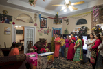 Pour célébrer l'arrivée imminente d'un nouvel enfant, la communauté Boutannaise du quartier se réunit et organise une babyshower. Ceci n'a rien à voir avec leur culture et leur tradition. Ils en organisent depuis leur arrivée aux Etats-Unis. Toutes les femmes qui assitantent à cette baby shower vivaient dans le camp de Beldangi au Népal tout comme la famille Mainali. Watauga, Etats-Unis, 2018.