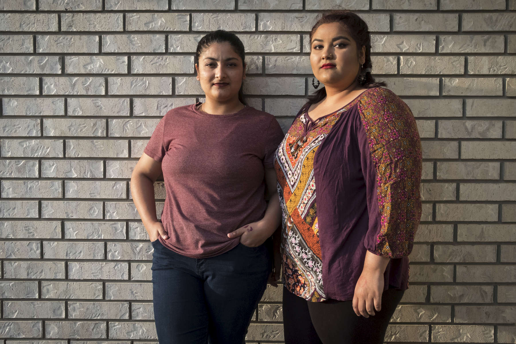 Rabina et Bidhya devant chez elles, Watauga, Texas, Etats-Unis, Mars 2018.