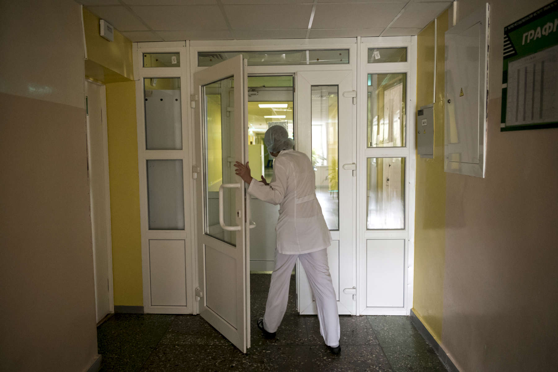 Le personnel et les visiteurs doivent porter un masque lorsqu’ils rentrent en contact avec des patients atteints de tuberculose. Institut Républicain de la Tb, Minsk, Bielorussie, 2018.
