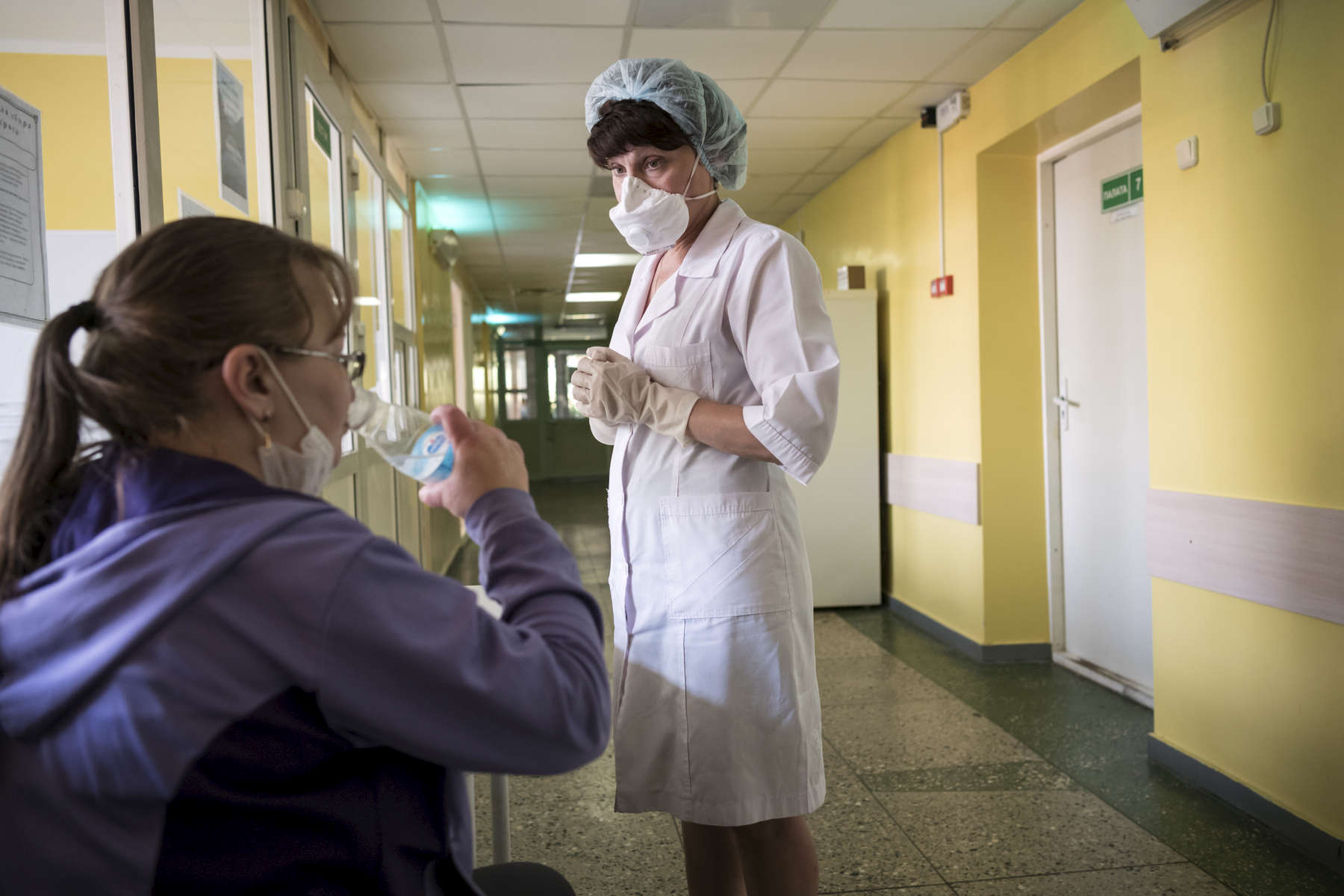 Tous les jours, les patients doivent prendre leur traitement devant une infirmière. Ce dernier peut durer 2 ans. Républicain de la Tb, Minsk, Bielorussie, 2018