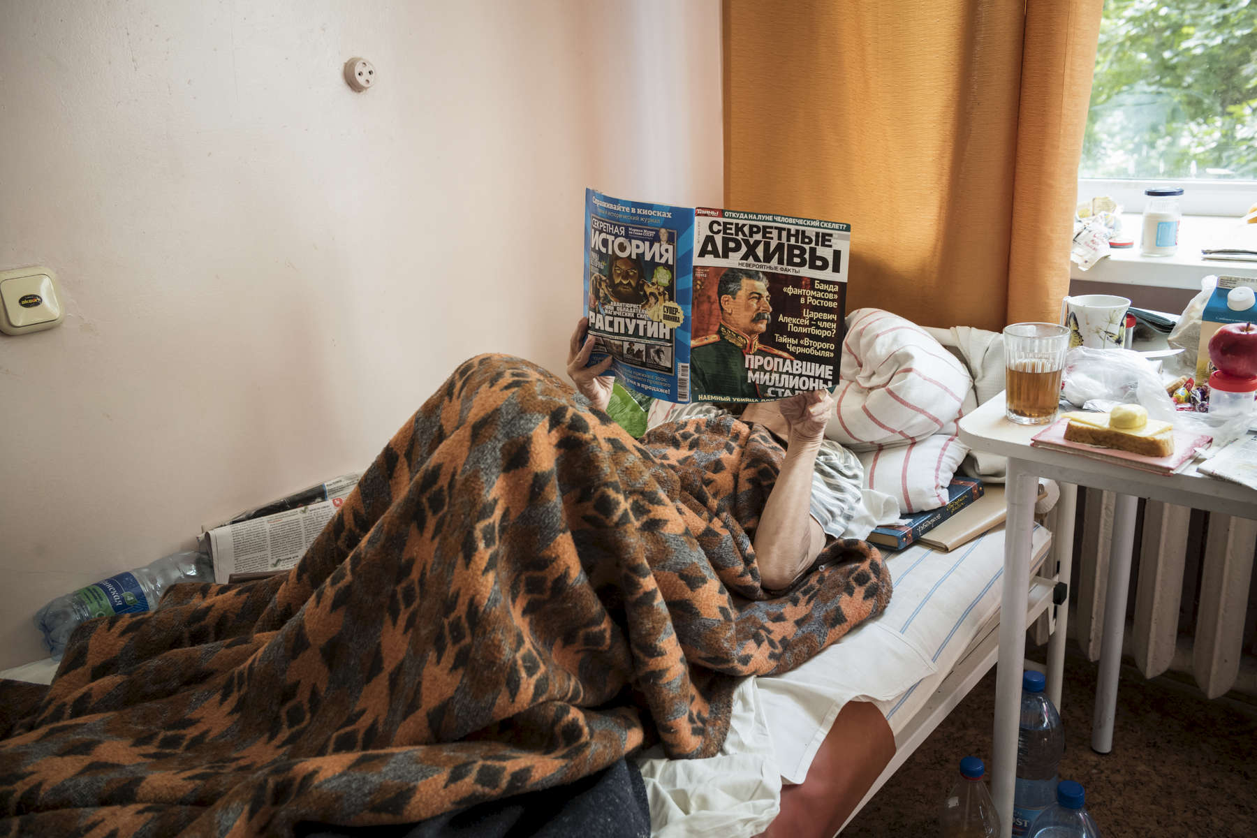 Ludmila a 59 ans, elle est veuve originaire de Minsk. Elle est à l’institut dans des conditions très sévères, elle a le sida et la tuberculose. Elle travaillait comme assitante dans un magazin puis elle a fait la plonge dans des restaurants. Elle ne sait pas comment elle a été contaminée par la Tb. Institut Républicain de la Tb, Minsk, Bielorussie, 2018