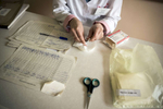 Infirmière préparant le traitement de Vadim, dispensaire, Minsk, Biélorussie, 2018