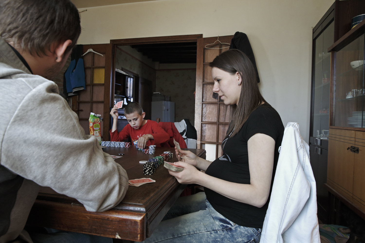A Rumigny, village de 370 habitants, il n'y a pas grand-chose à faire pour la jeunesse locale. Xavier et Amélie passent la plupart de leur temps chez leur amis Mickael (18 ans) et Mattéo (11 ans), à jouer au poker. 