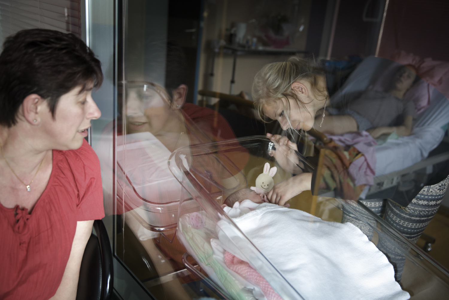 Ilyna est née le 18 Mai 2015. La mère d'Amélie, Isabelle, et sa sœur Coralie 12 ans, leur rendent visite. Fourmies, France.